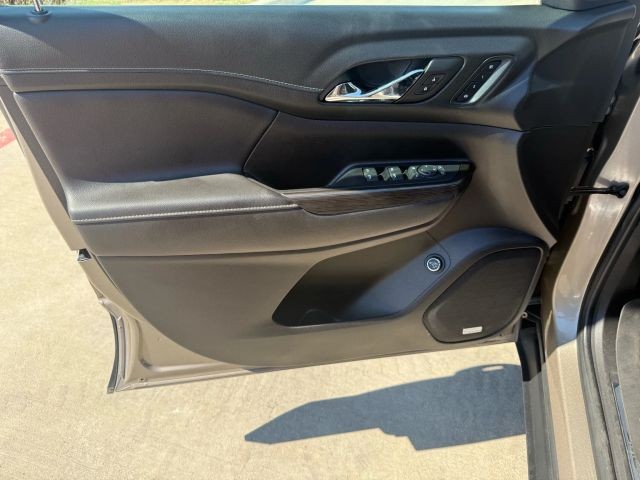 GMC Acadia Vehicle Full-screen Gallery Image 10