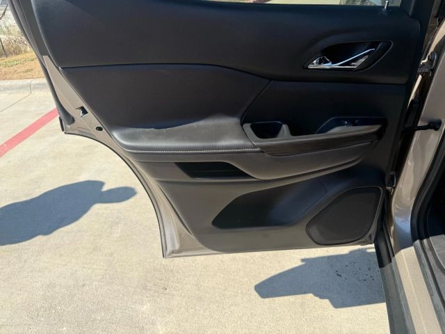 GMC Acadia Vehicle Full-screen Gallery Image 14