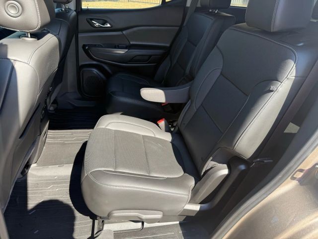 GMC Acadia Vehicle Full-screen Gallery Image 16