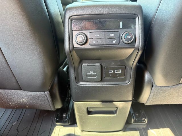 GMC Acadia Vehicle Full-screen Gallery Image 17