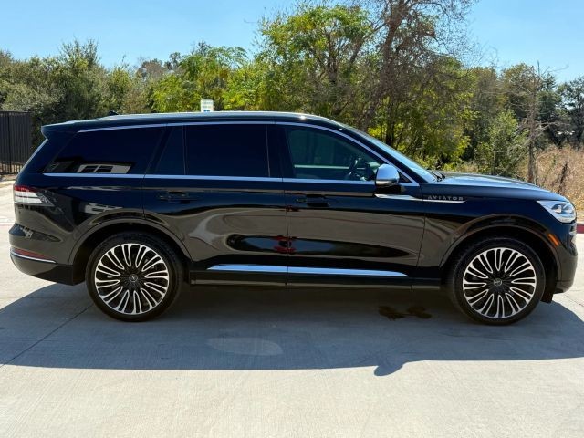 Lincoln Aviator Vehicle Full-screen Gallery Image 07