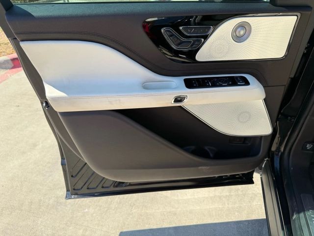 Lincoln Aviator Vehicle Full-screen Gallery Image 10