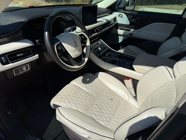 Lincoln Aviator Vehicle Full-screen Gallery Image 11