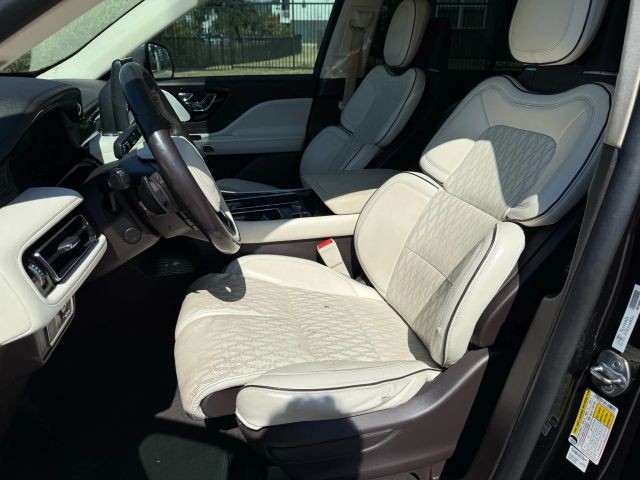 Lincoln Aviator Vehicle Full-screen Gallery Image 12