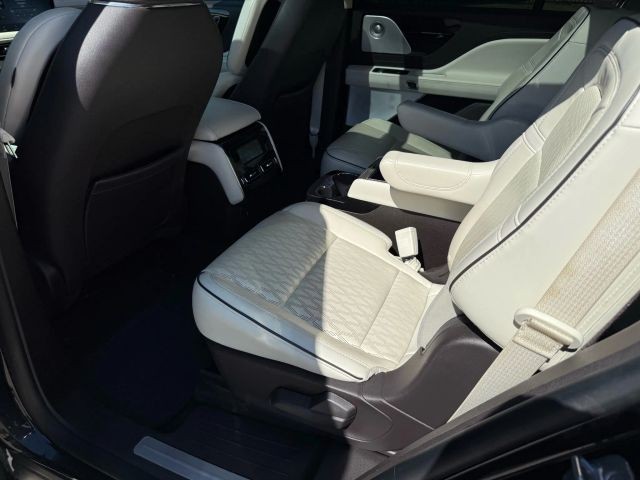 Lincoln Aviator Vehicle Full-screen Gallery Image 16