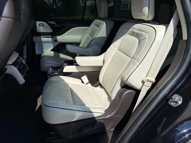 Lincoln Aviator Vehicle Full-screen Gallery Image 17