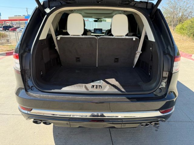 Lincoln Aviator Vehicle Full-screen Gallery Image 21