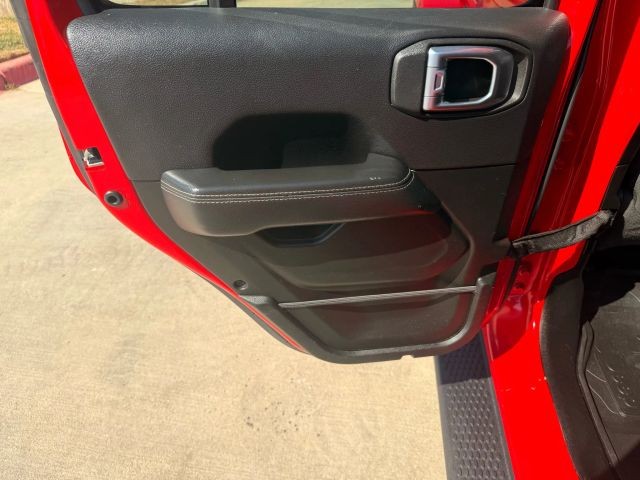 Jeep Wrangler Vehicle Full-screen Gallery Image 16