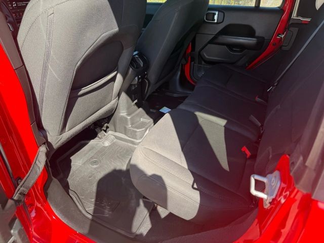 Jeep Wrangler Vehicle Full-screen Gallery Image 17