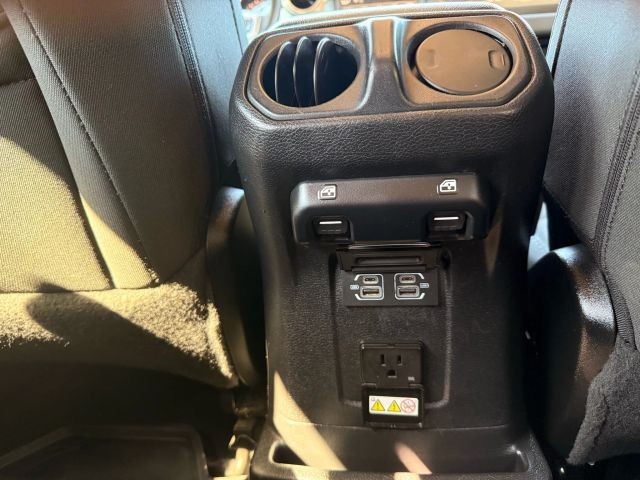 Jeep Wrangler Vehicle Full-screen Gallery Image 19