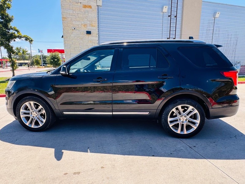 Ford Explorer Vehicle Full-screen Gallery Image 03