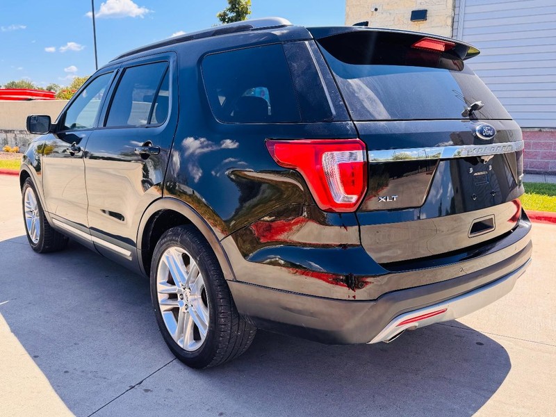 Ford Explorer Vehicle Full-screen Gallery Image 04