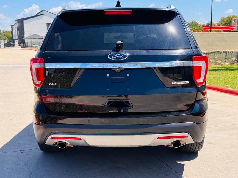 Ford Explorer Vehicle Full-screen Gallery Image 05