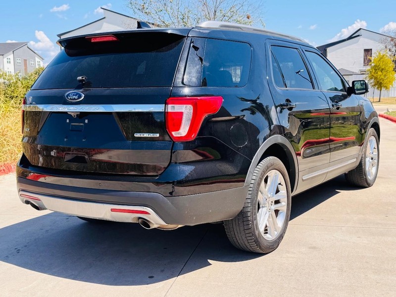 Ford Explorer Vehicle Full-screen Gallery Image 06