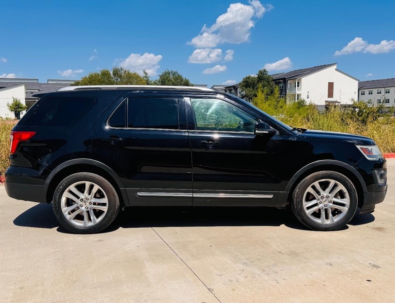 Ford Explorer Vehicle Full-screen Gallery Image 07