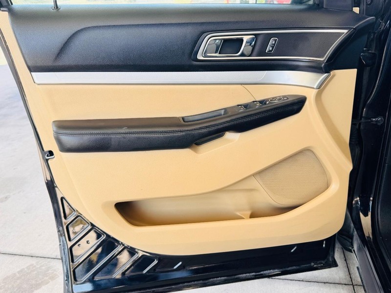 Ford Explorer Vehicle Full-screen Gallery Image 09