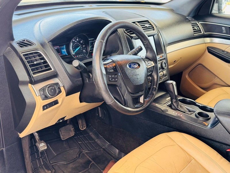 Ford Explorer Vehicle Full-screen Gallery Image 10