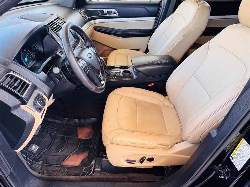 Ford Explorer Vehicle Full-screen Gallery Image 11