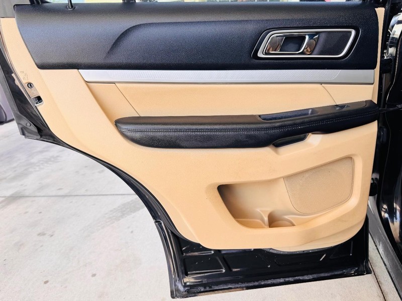 Ford Explorer Vehicle Full-screen Gallery Image 12