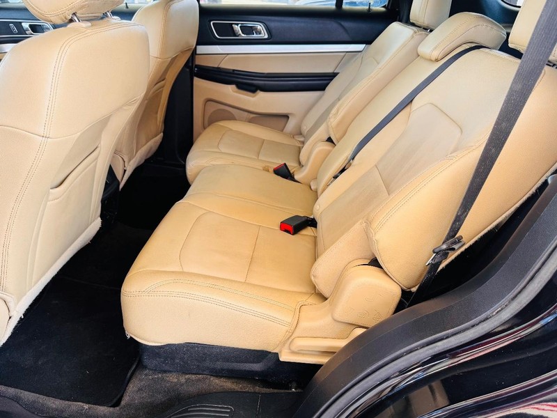 Ford Explorer Vehicle Full-screen Gallery Image 13