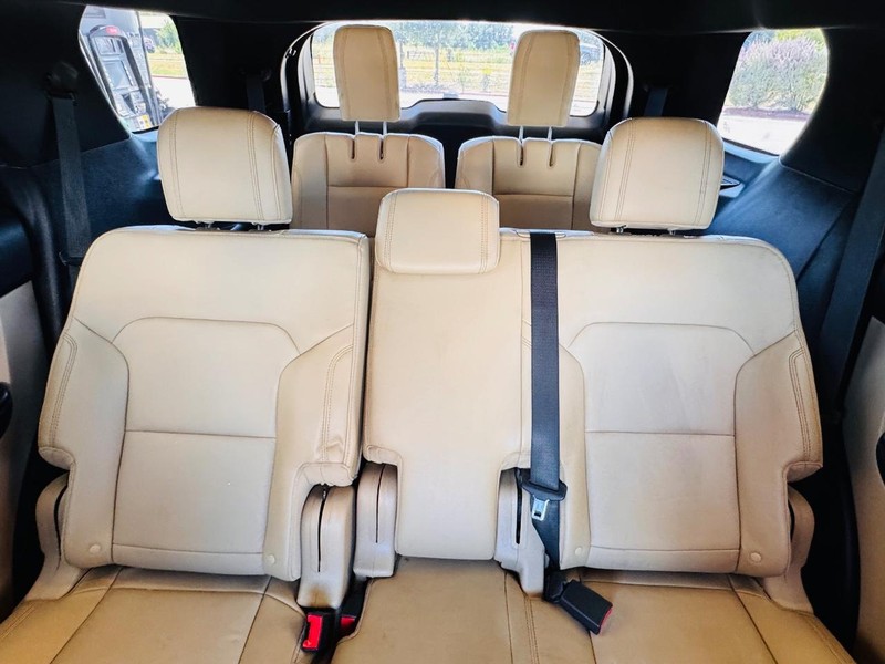 Ford Explorer Vehicle Full-screen Gallery Image 14