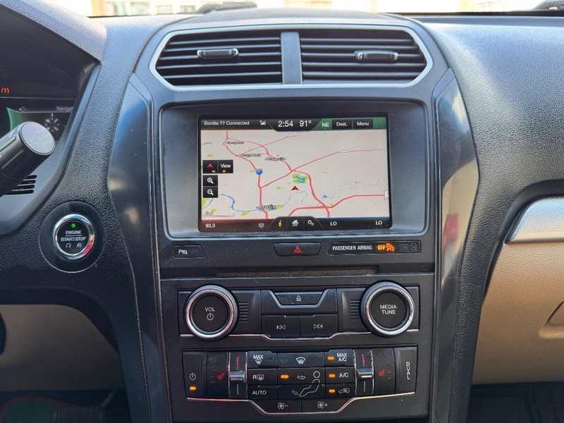 Ford Explorer Vehicle Full-screen Gallery Image 15