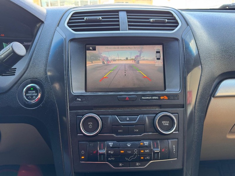 Ford Explorer Vehicle Full-screen Gallery Image 16