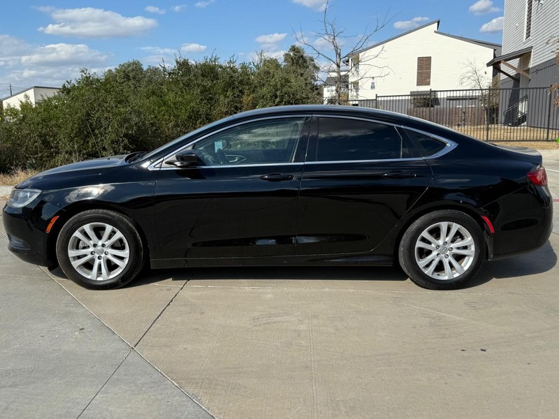 Chrysler 200 Vehicle Full-screen Gallery Image 03