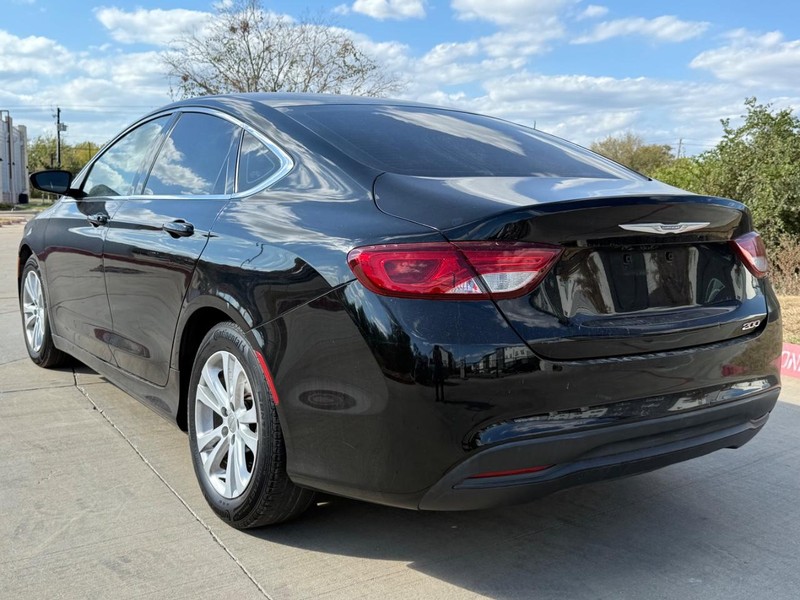 Chrysler 200 Vehicle Full-screen Gallery Image 04