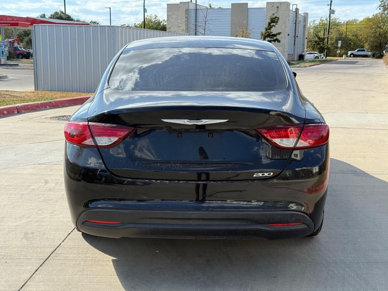 Chrysler 200 Vehicle Full-screen Gallery Image 05
