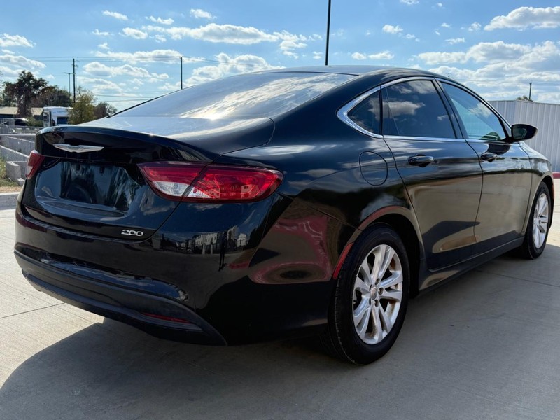 Chrysler 200 Vehicle Full-screen Gallery Image 06