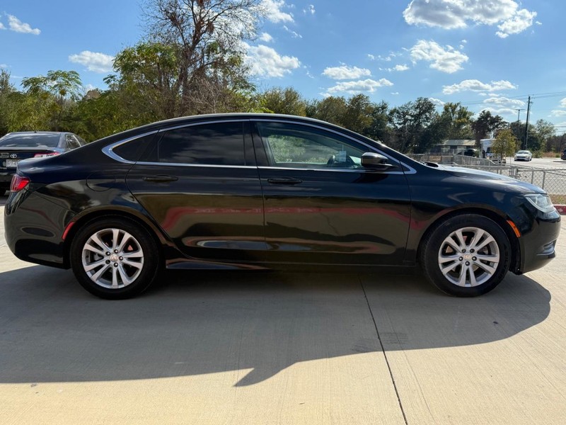 Chrysler 200 Vehicle Full-screen Gallery Image 07