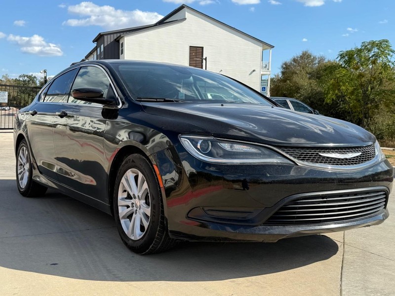 Chrysler 200 Vehicle Full-screen Gallery Image 08