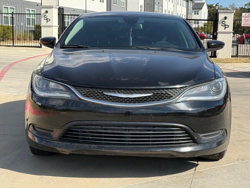 Chrysler 200 Vehicle Full-screen Gallery Image 09