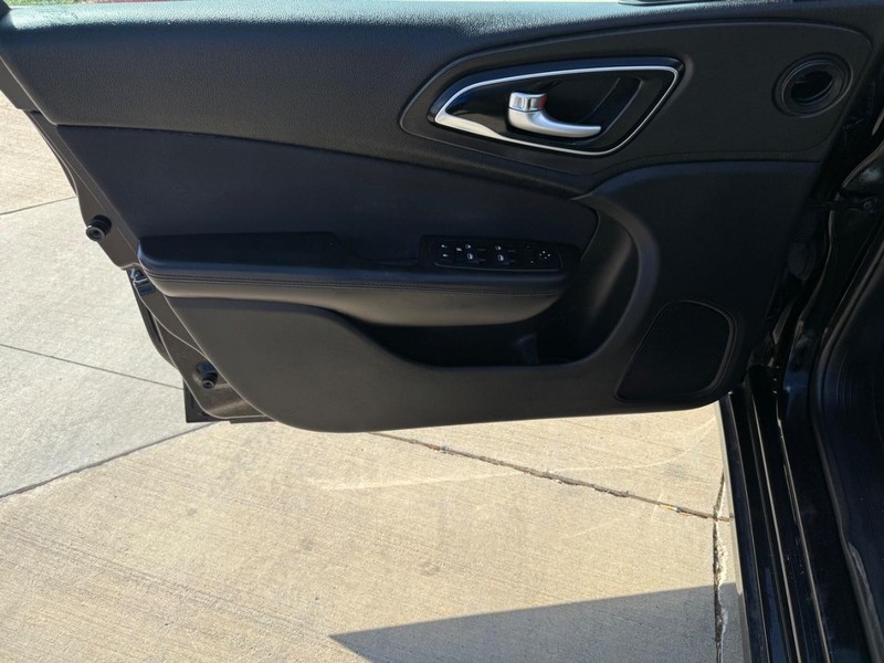Chrysler 200 Vehicle Full-screen Gallery Image 10