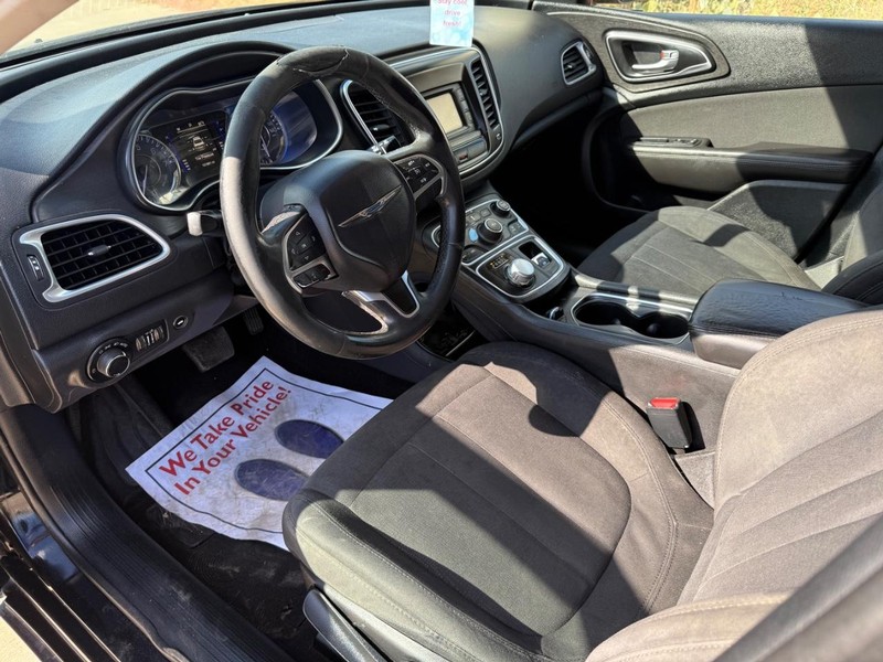 Chrysler 200 Vehicle Full-screen Gallery Image 11