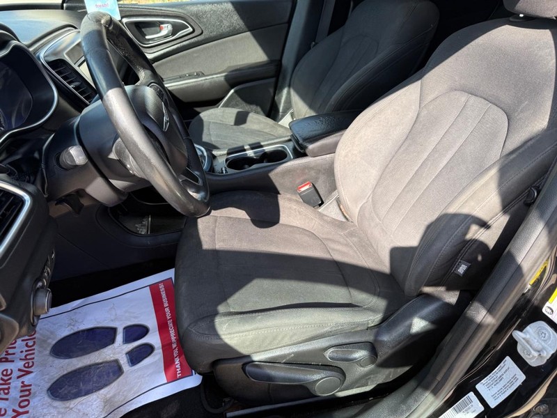 Chrysler 200 Vehicle Full-screen Gallery Image 12