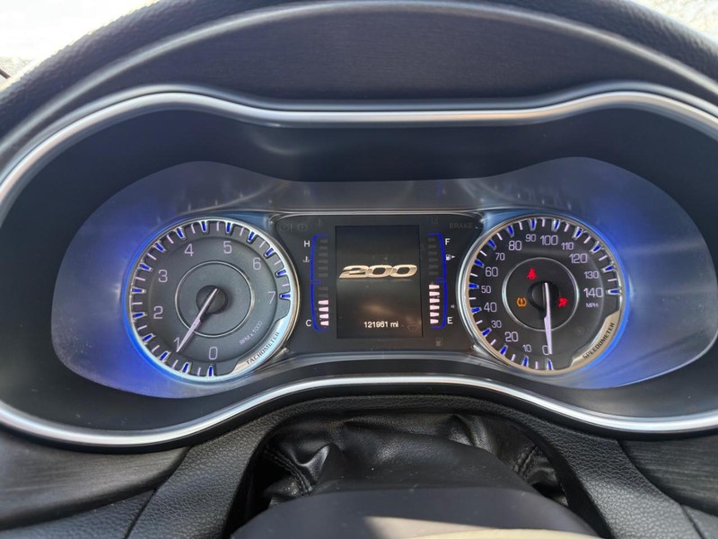 Chrysler 200 Vehicle Full-screen Gallery Image 13