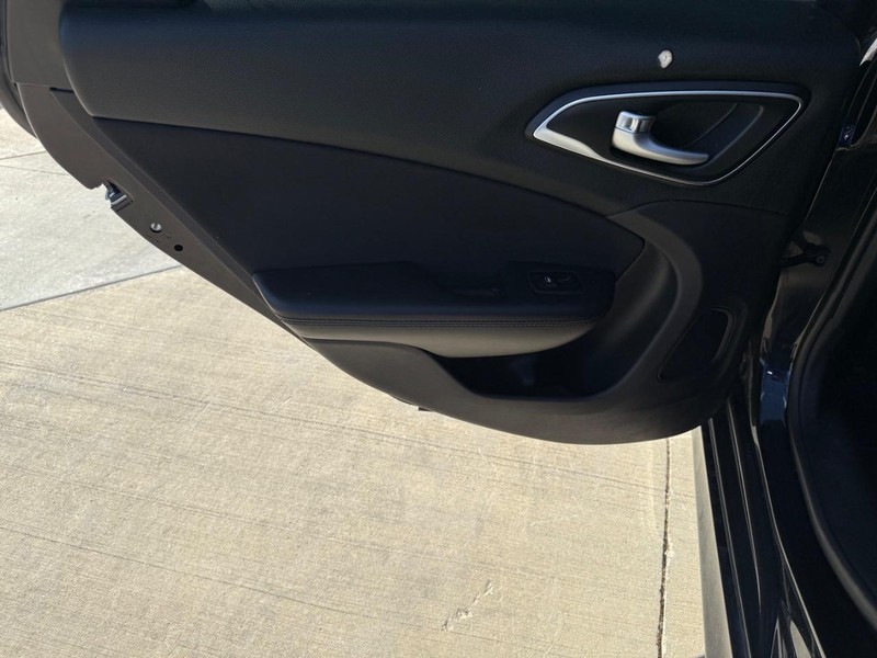 Chrysler 200 Vehicle Full-screen Gallery Image 14