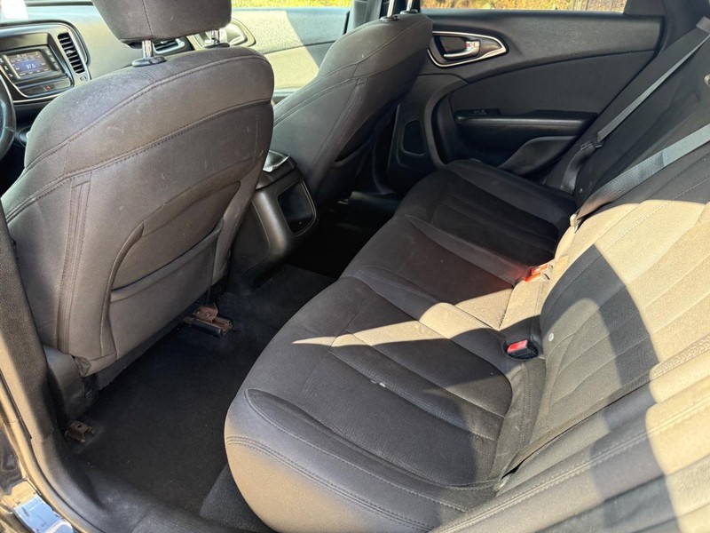 Chrysler 200 Vehicle Full-screen Gallery Image 15