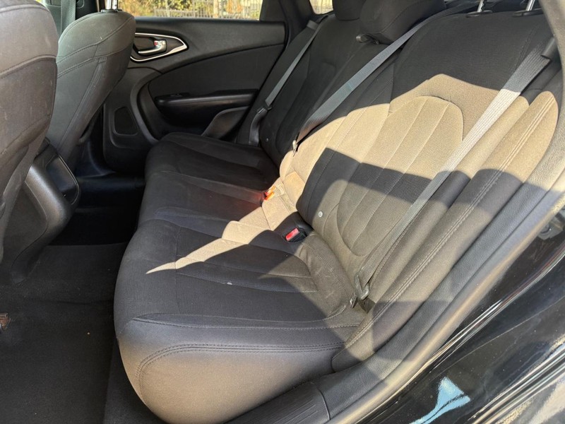 Chrysler 200 Vehicle Full-screen Gallery Image 16