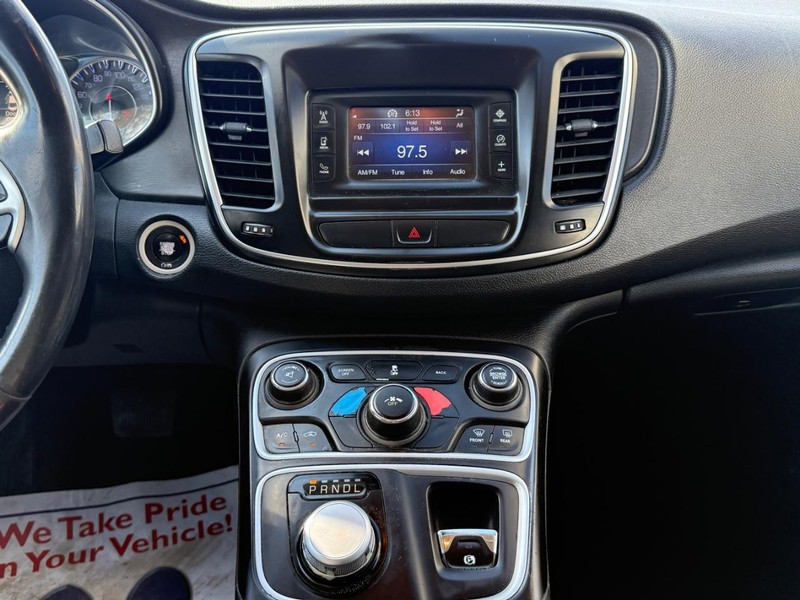 Chrysler 200 Vehicle Full-screen Gallery Image 17