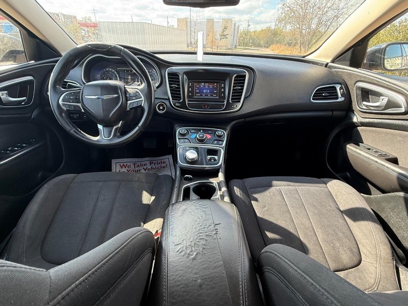 Chrysler 200 Vehicle Full-screen Gallery Image 18