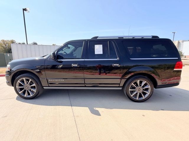 Lincoln Navigator Vehicle Full-screen Gallery Image 03