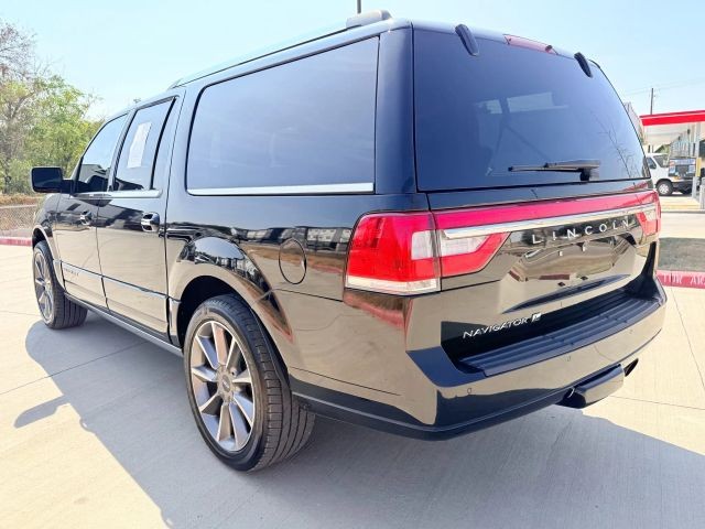 Lincoln Navigator Vehicle Full-screen Gallery Image 04