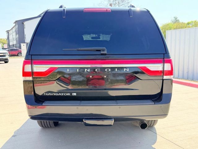 Lincoln Navigator Vehicle Full-screen Gallery Image 05