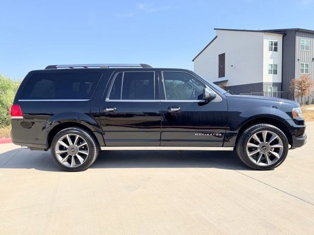 Lincoln Navigator Vehicle Full-screen Gallery Image 07
