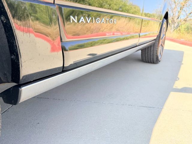 Lincoln Navigator Vehicle Full-screen Gallery Image 09