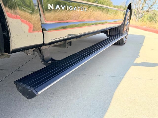 Lincoln Navigator Vehicle Full-screen Gallery Image 10