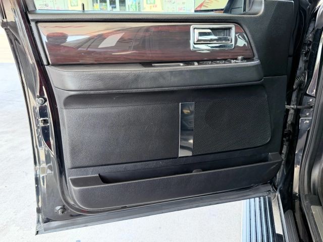 Lincoln Navigator Vehicle Full-screen Gallery Image 11